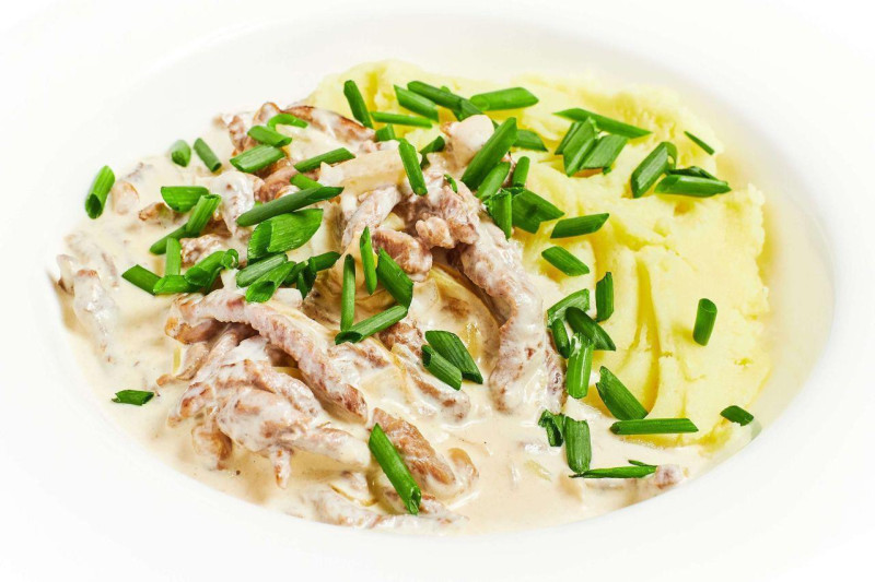 Говядина по-строгановски с картофельным пюре