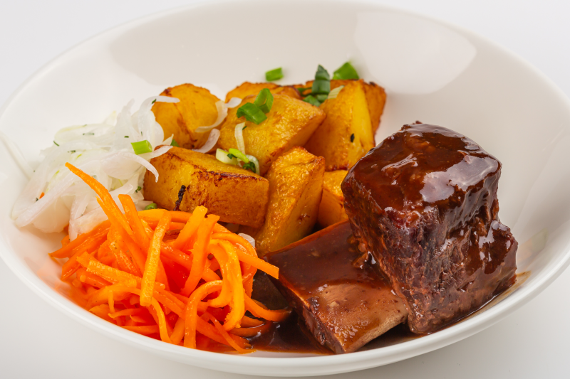 Говяжье ребро с картофелем и овощами